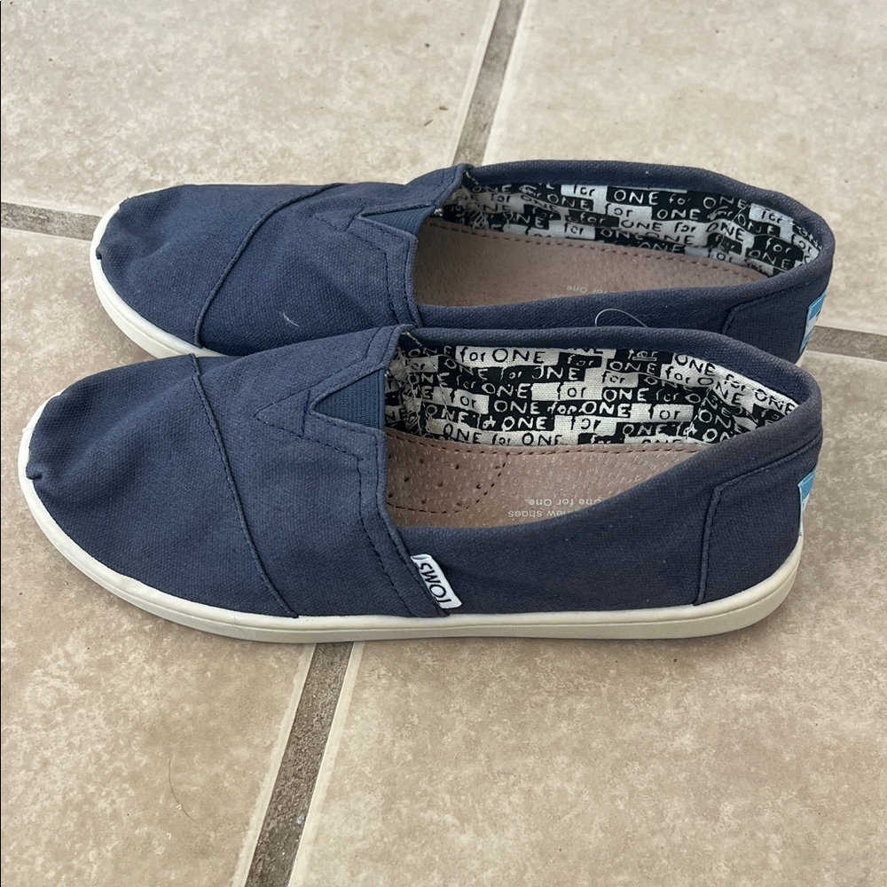 TOMS Classic Canvas Slip-Ons – Navy Blue – Youth Size 3 (Women’s 5 Equivalent)